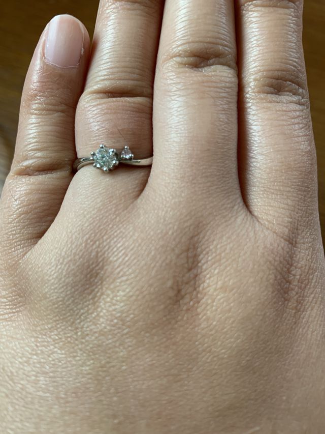 0.3カラットのダイヤの横にピンクダイヤモンドをつけました