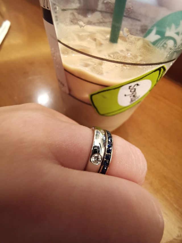 濃サファイアのハーフエタと0.07ctダイヤ有楕円型マリッジ