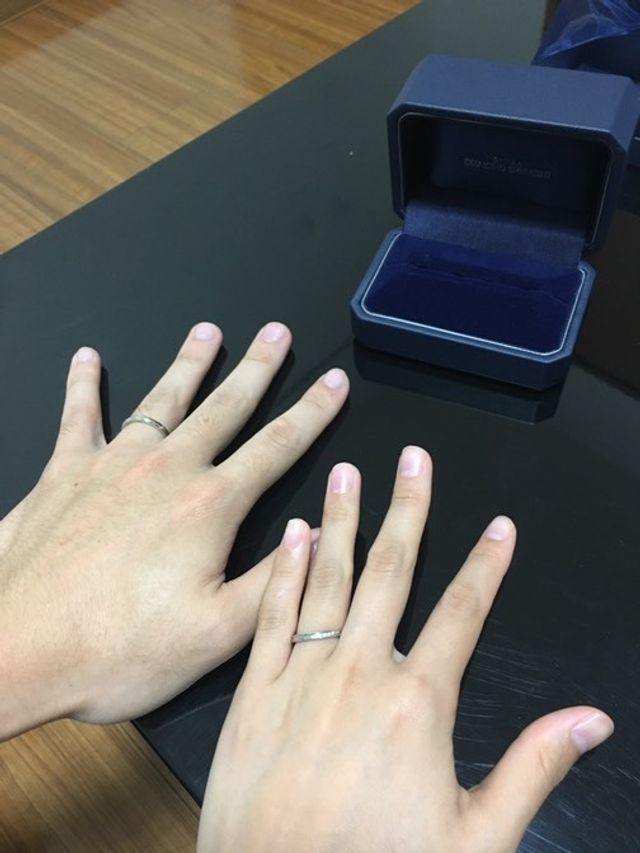 2人で撮った写真で、私は左側です。