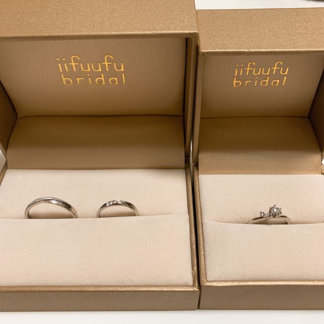 受け取り直後の指輪です！箱がゴールドで大人可愛い♡