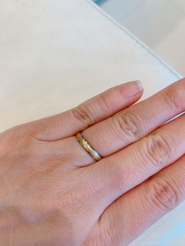 外側はシルバーに近いゴールド、中はピンクゴールドです。