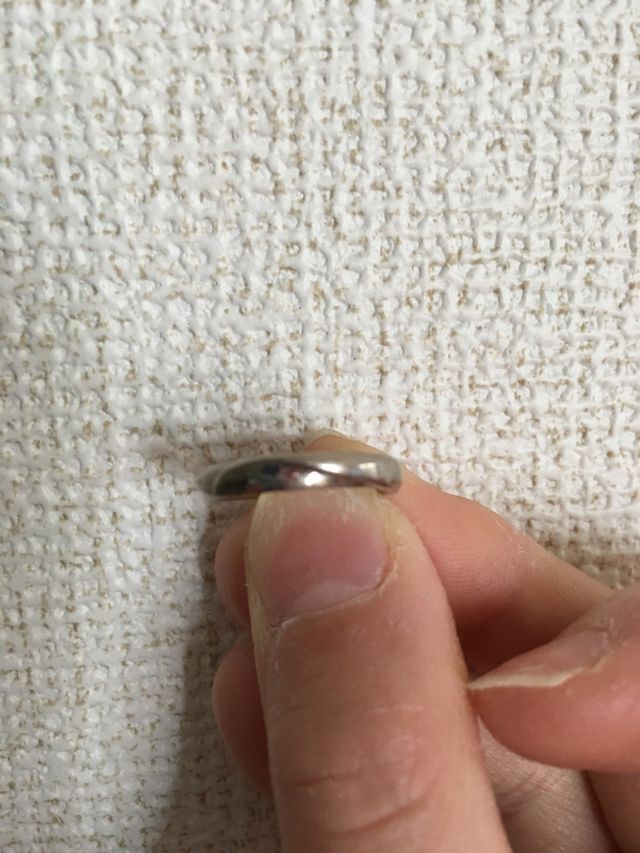 ホワイトゴールドのシンプルなデザイン