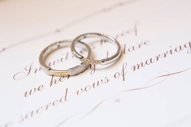 結婚式の際に誓約書と撮影してもらうようにお願いしました。