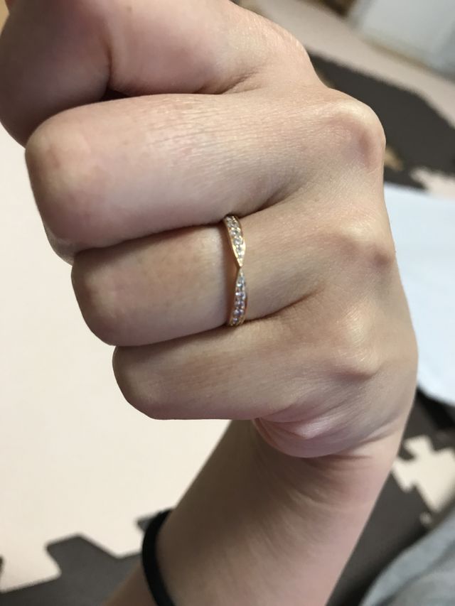 リボンのように真ん中が窪んでいるデザインが特徴的。