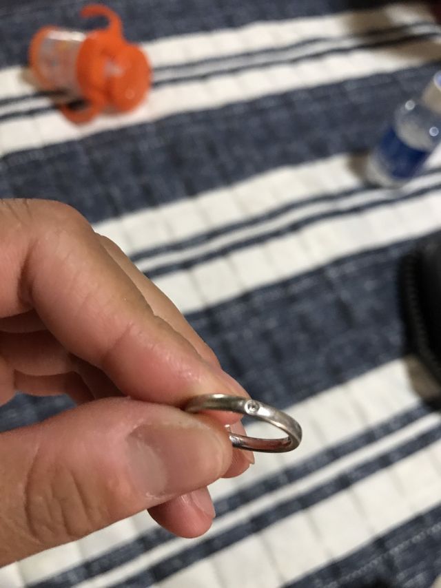 ダイヤが一つだけでとてもシンプルな指輪です。