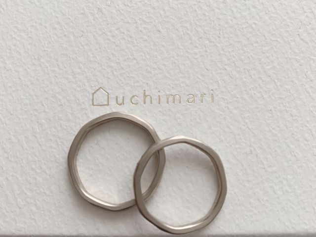 色々な素材、色々な加工がされているサンプルの指輪を試着します