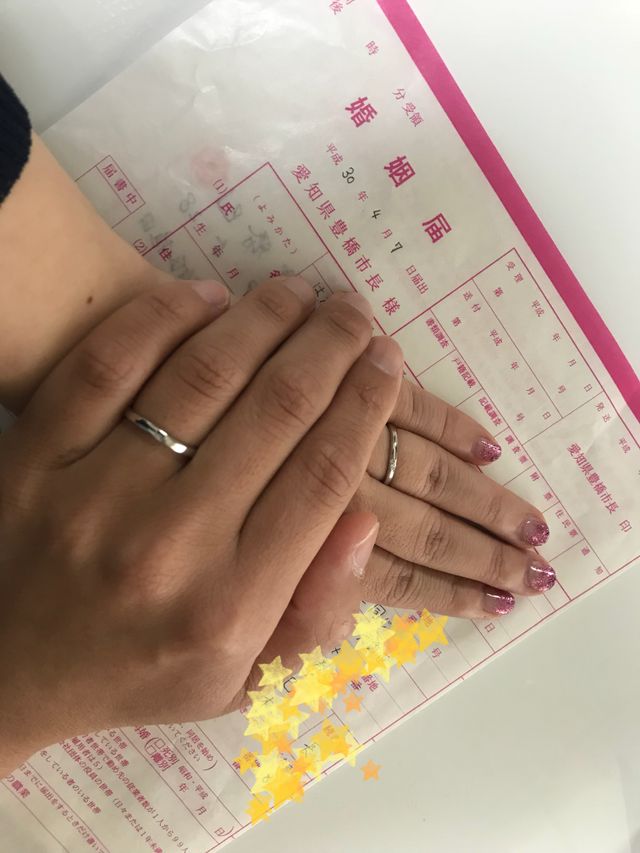 初めて結婚指輪をつけた時の写真です