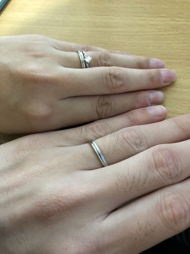 夫婦で購入した指輪を装着した画像になります。