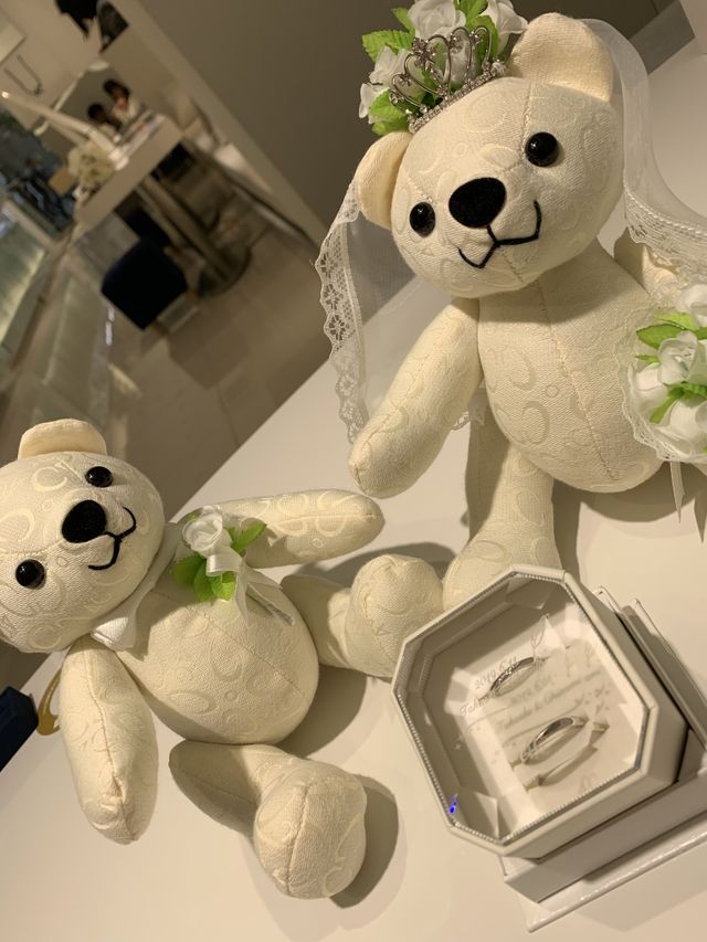 ベアとイニシャル入りのケースに入れて指輪を撮りました