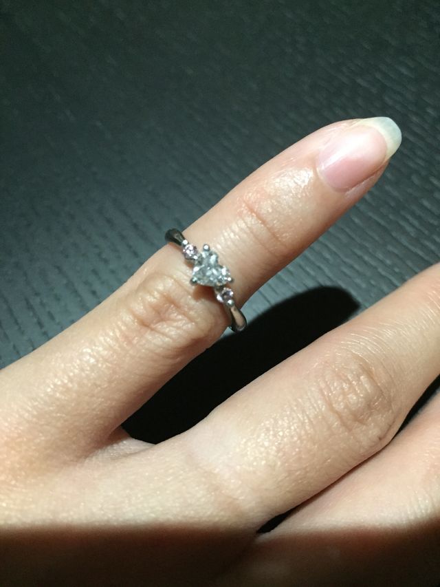 ハートのダイヤに両脇にピンクダイヤが入っています。