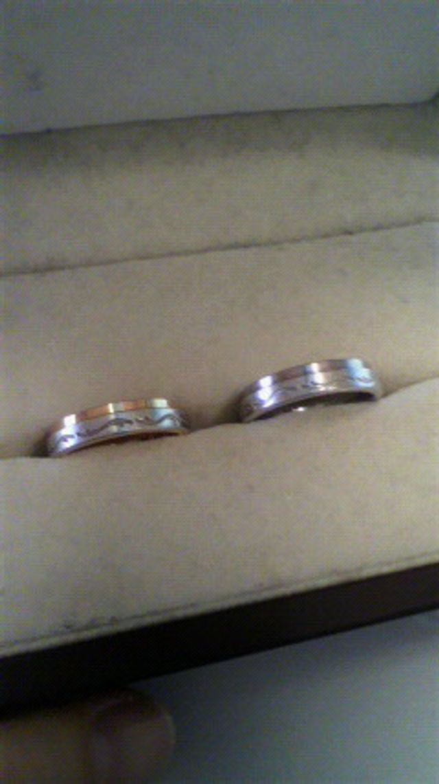 左の半分金色のものが女性用、右の全部銀色のものが男性用です。