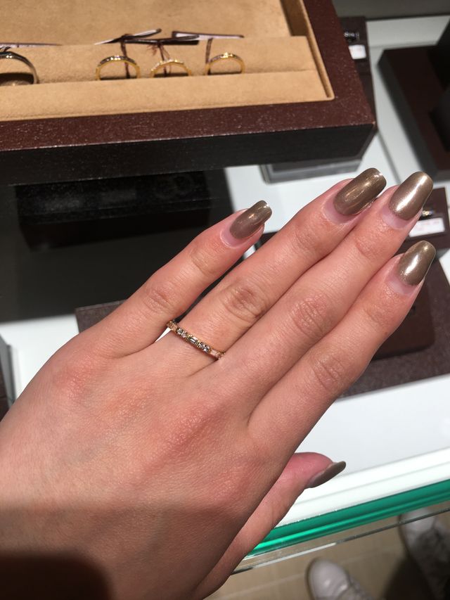 キラキラ光る結婚指輪