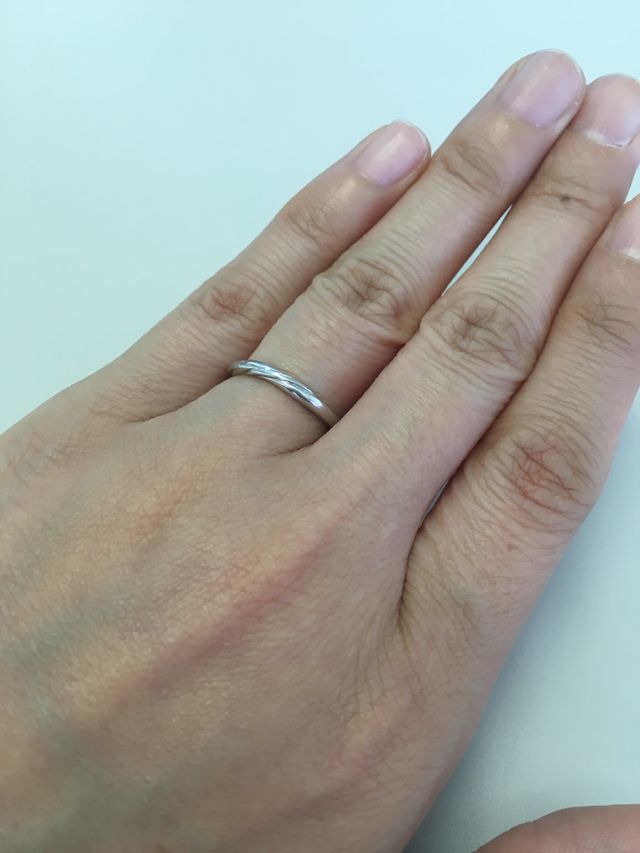 細身でシンプルな飽きの来ないデザインにしました！