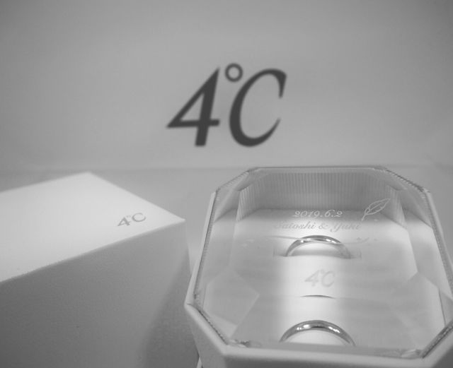 ｶﾞﾗｽｹｰｽには名前と日付を入れていただきました。