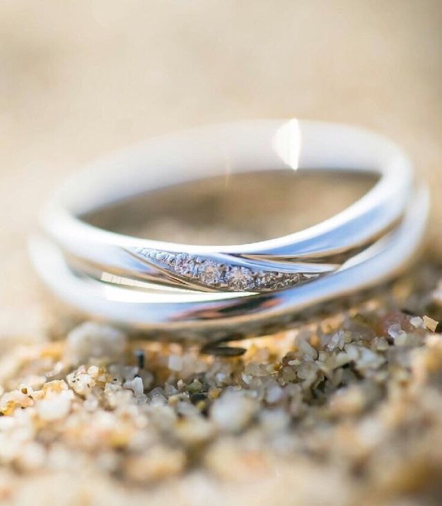 前撮りで撮影した写真です。私は石あり、主人は石なしです。