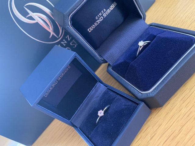 左はプロポーズリング、右が婚約指輪