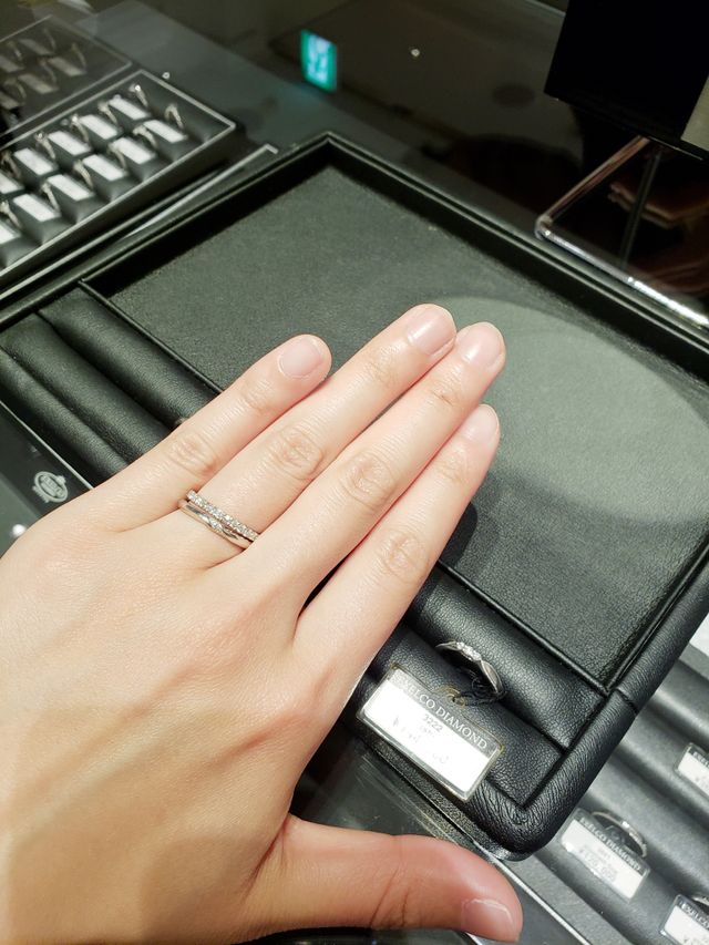 シンプルなマリッジリングと捻りのあるエンゲージリング