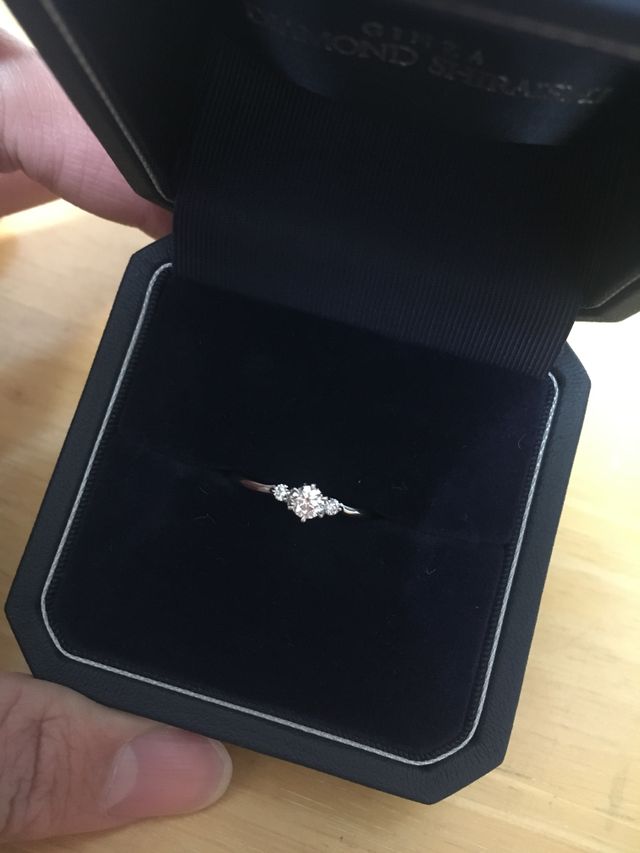 ブリリアントカットされていてキラキラしています。