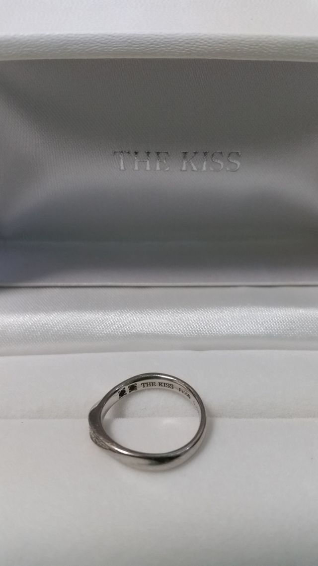 内側には2人の誕生石、入籍日の刻印をいれていただきました。