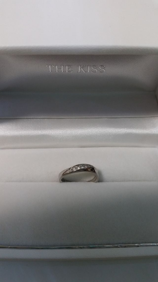 右上がりに並ぶダイヤが指を長く綺麗にみせてくれます。