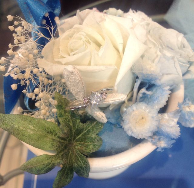 サイドのピンクダイヤモンドが素敵です。