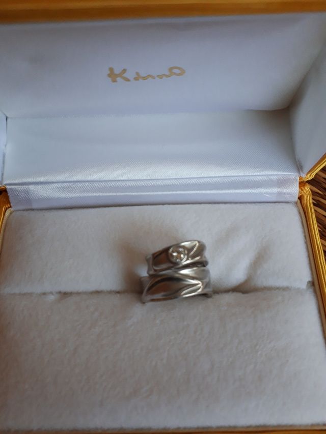 重ねるとイニシャルのRとNになるデザインです。
　