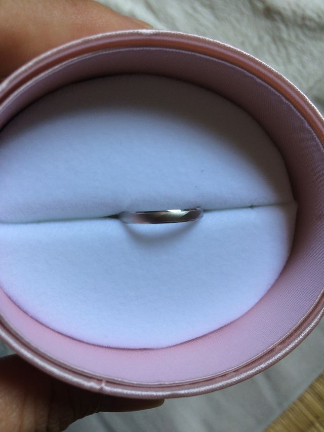 磨りガラスのような表面加工に、斜めストライプ模様があります