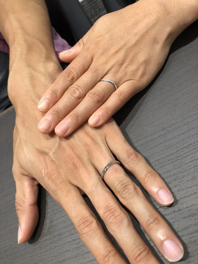 メンズは細めの指に合うように少し印象がつよめリングにしました