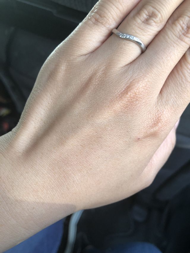 女性用は指が細く見えるデザイン