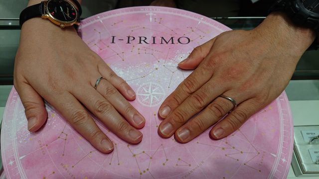 男性の指輪には内側にダイヤが埋め込まれております