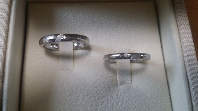 波をデザインした結婚指輪