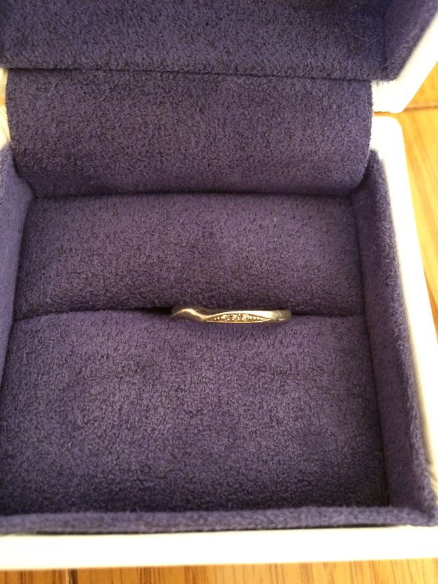 結婚指輪。波打ったデザインにダイヤが散りばめられています。