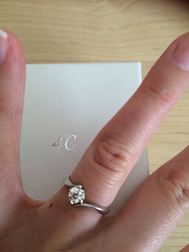 婚約指輪をはめた写真です