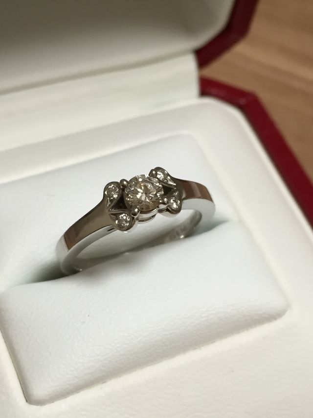 中心に大きなダイヤ、周りに小さなダイヤがついている