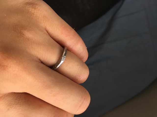 上から見ると中央にダイヤがあります。