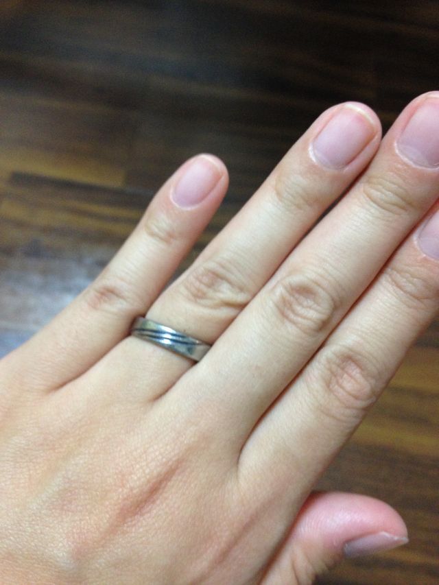 チタンの結婚指輪です。青いラインが入っています。