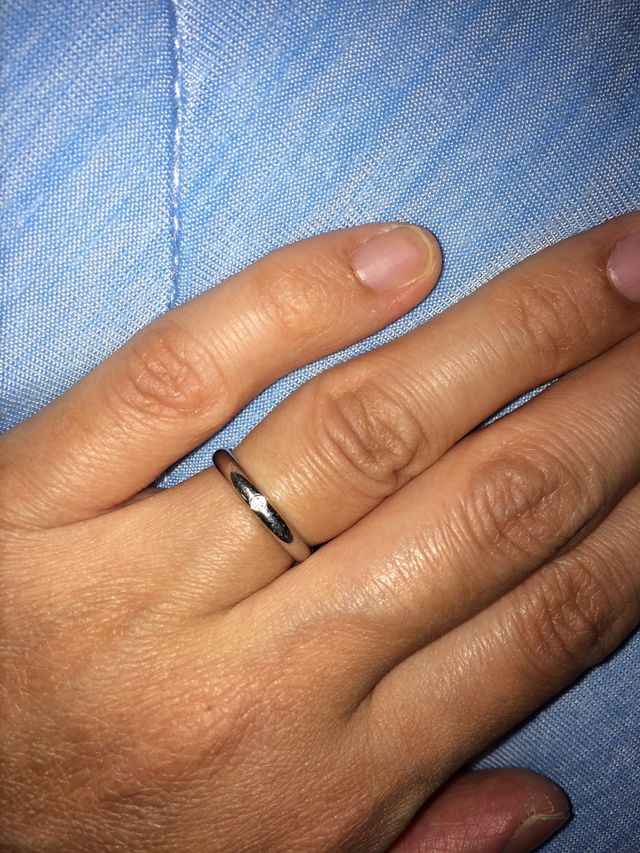 一粒ダイヤが入っています。