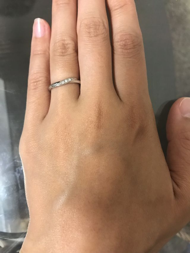 指輪の内側に刻印とそれぞれの思いのストーンを埋め込んだ