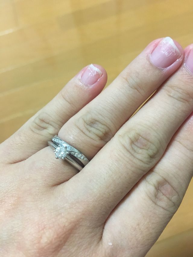 上部の指輪です。
斜めにダイヤが入っており輝きが美しいです。