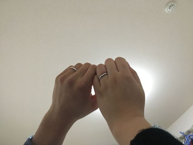 シンプルなシルバーリング、ダイヤが一つ埋め込まれています