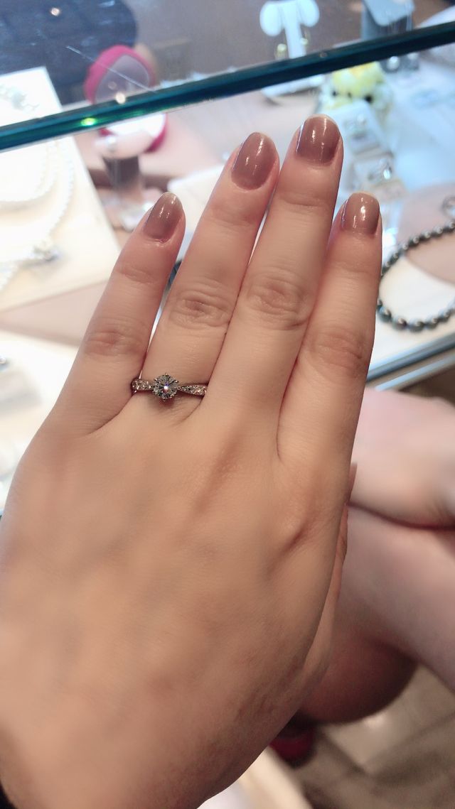 細身のアームがセンターのダイヤモンドをさらに引き立てています