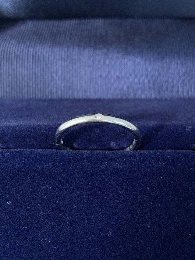 プラチナ製、真ん中にダイアモンドをあしらったシンプルな作り。