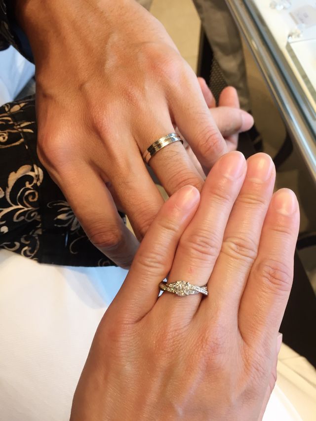 彼の方は結婚指輪で、私は婚約指輪をしています