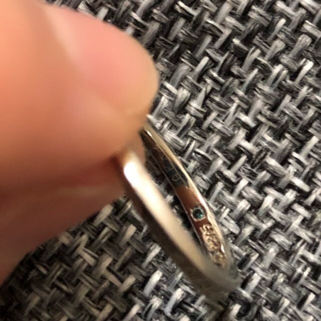 サムシングブルーにちなみブルーダイヤを入れてもらいました。