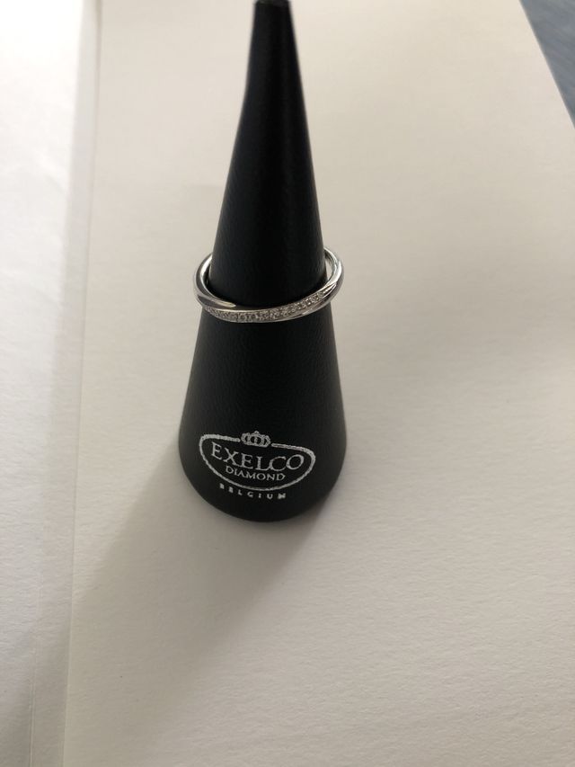 結婚指輪ウェーブ部分がダイヤでした。