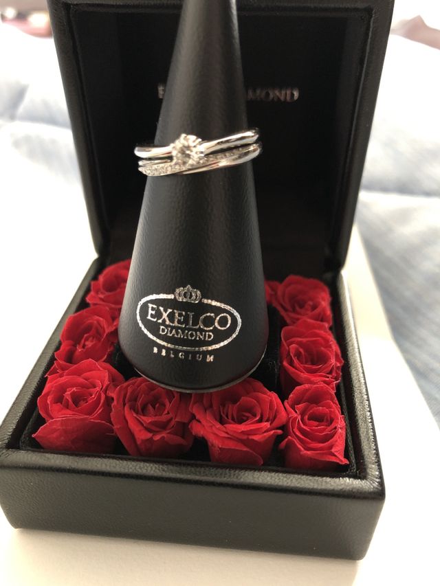 婚約指輪と合わせて同じシリーズとの事です。