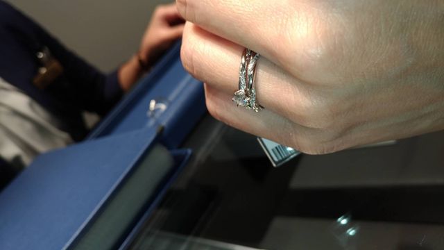 指輪の高さを確認中