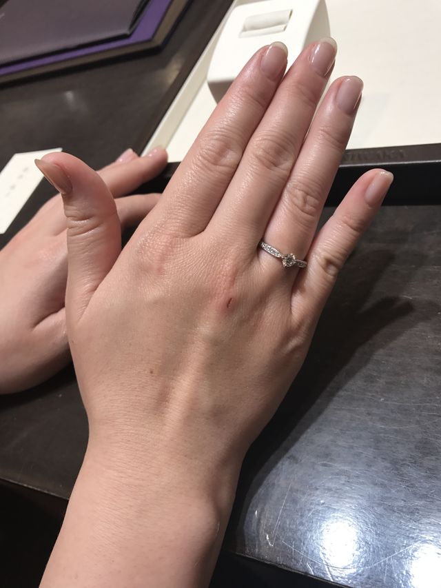 試着後、ダイヤモンドのカラット数を決定し、後日受け渡しです