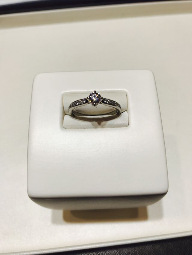 素材はハードプラチナです。デザインが気に入り購入しました。