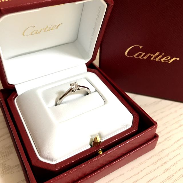 カルティエの婚約指輪、ソリテールです。